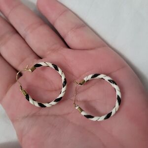 Braided Leatherette 80s 90s Vintage Black And White Gold Toned Hoop Earrlings